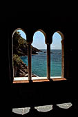 Abbazia di San Fruttuoso, una delle finestre a trifora aperte sulla facciata a mare. 